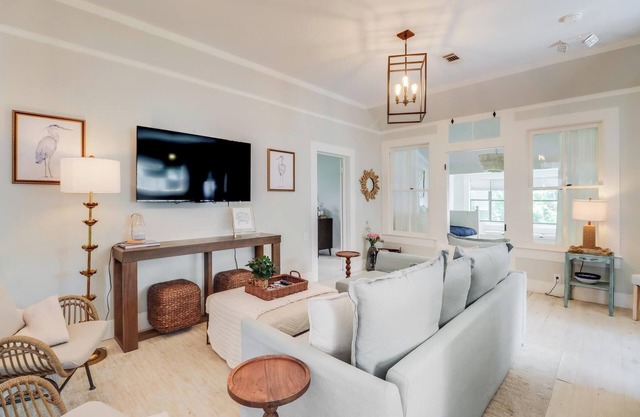 Historical Beach Cottage in the core of downtown and a short walk to the beach