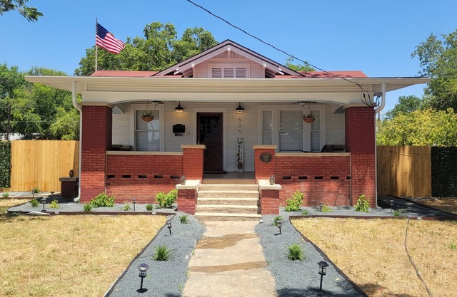 Historical Bungalo in downtown Schertz in between San Antonio & New Braunfels.