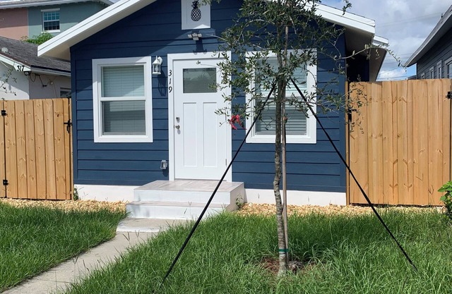 Historical Cottage in Downtown Lake Worth Beach, fully renovated and modernized