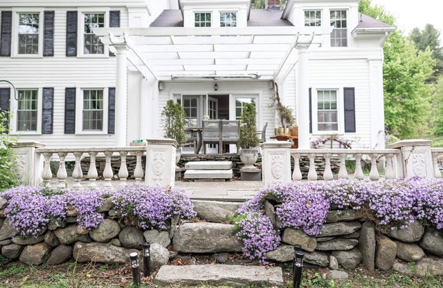 Historical Farmhouse on 10 acres with horses, plan your family's Country escape