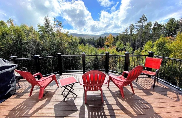 HL96 Single family home with views and lots of space! Privacy, convenience, AC and Dog Friendly!