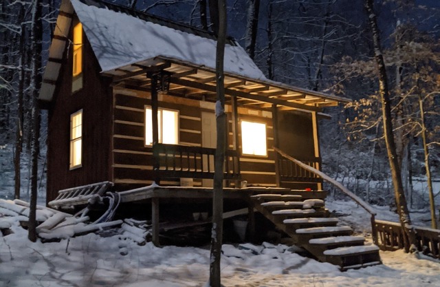 Hocking Hills,Cozy Secluded Cabin,Minutes to Caves/WiFi/Pet Friendly!