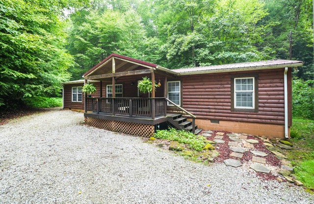 Hocking Hills Majestic Retreats - Nancy's Cabin