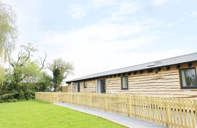 HODEN VIEW, pet friendly, with a garden in Cleeve Prior