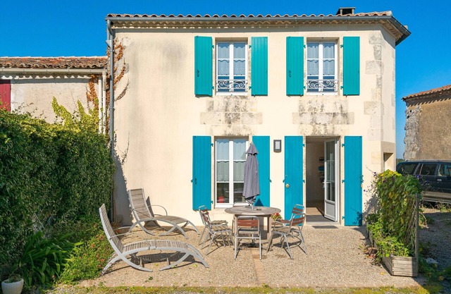 Holiday Home 'Gîte Du Chai' with Sea View, Private Terrace and Wi-Fi