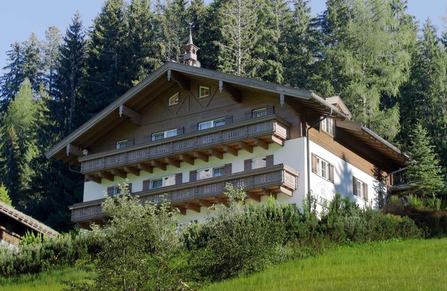 Holiday apartment with pool and sauna in the house