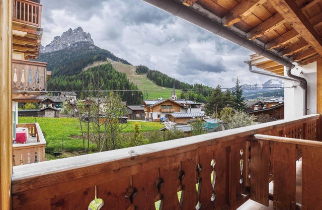 Holiday Apartment "Ciasa Lino Aloch" with Mountain View and Wi-Fi