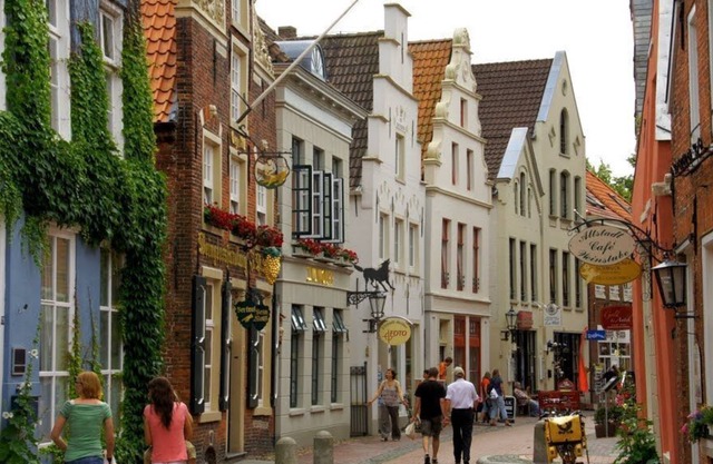 Holiday apartment, close to the old town in Leer, quiet, own terrace, WiFi, piano
