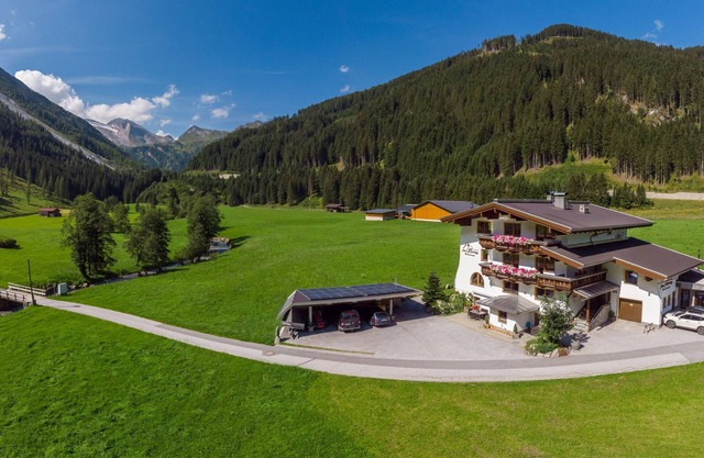 Holiday Apartment 'Haus Marchegg - Glacier' with Mountain View, Balcony and Wi-Fi