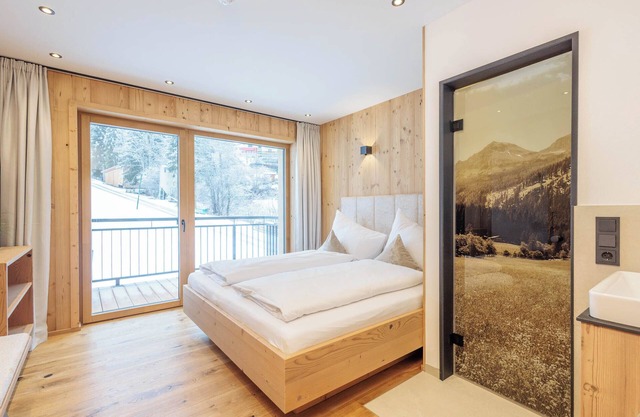 Holiday Apartment 'Mountain Suite No. 301' with Mountain View, Balcony and Wi-Fi