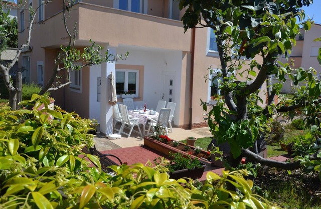 Holiday apartment Vinkuran for 1 - 4 persons with 2 bedrooms - Holiday apartment in one or multi-fam
