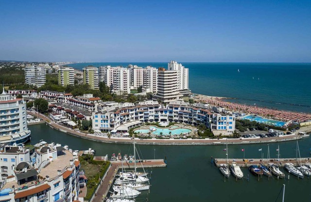 Holiday apartment with air conditioning and balcony