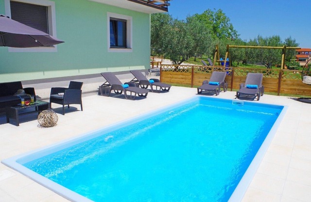 Holiday apartment with private pool in village Sutivanac