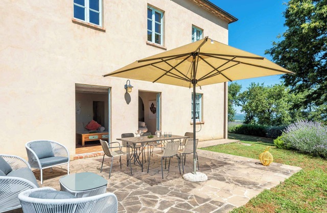 Holiday apartment with terrace, air conditioning and internet