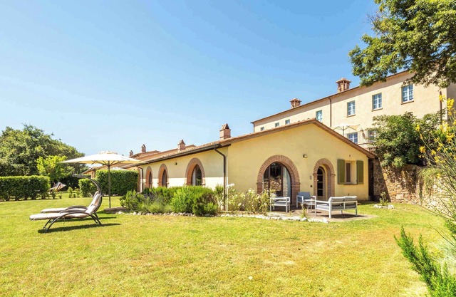 Holiday apartment with terrace, air conditioning and internet