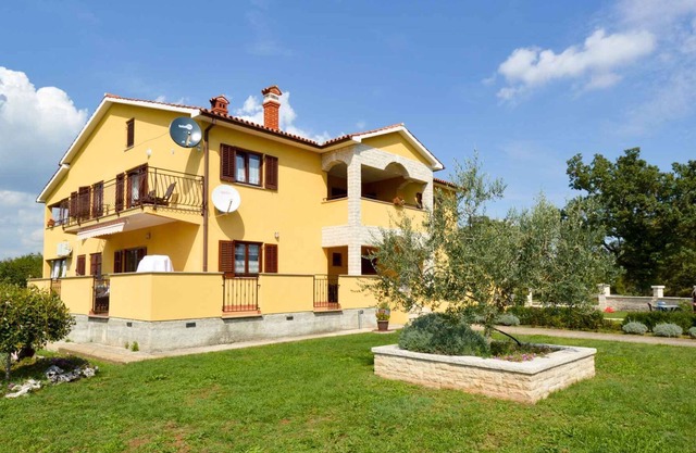 Holiday apartment with air conditioning and mounting pool