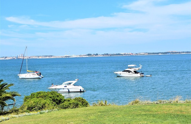 Holiday Beach Villa with Pool on top of a semi-private beach (south of Lisbon)