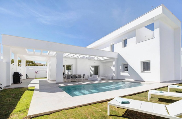 Holiday Home 'Villa Sancti Petri 15 B' with Private Pool, Wi-Fi and Air Conditioning