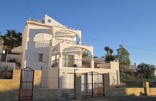 Holiday home (6 persons), with private swimming pool, terraces and sea view