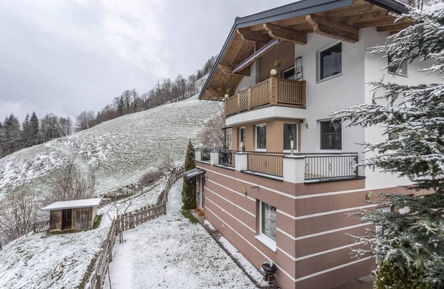Holiday flat 'Chalet Berger' with mountain view, communal garden and WiFi.