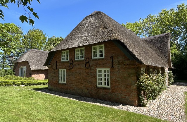 Holiday Home 'Deichglück Auszeit-Friesenhaus' with Private Terrace, Private Garden and Wi-Fi