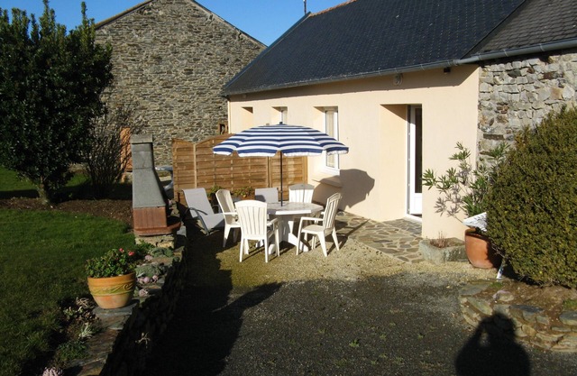 HOLIDAY HOME A 600M FROM THE SEA (B) enclosed dog garden