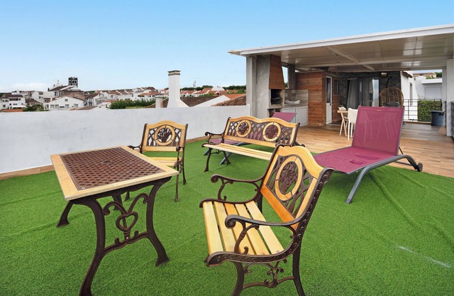 Holiday Home 'Alojamento Lagoa' with Sea View, Balcony and Wi-Fi