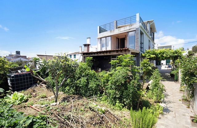 Holiday Home 'Alojamento Santa Cruz' with Sea View, Private Terrace and Wi-Fi