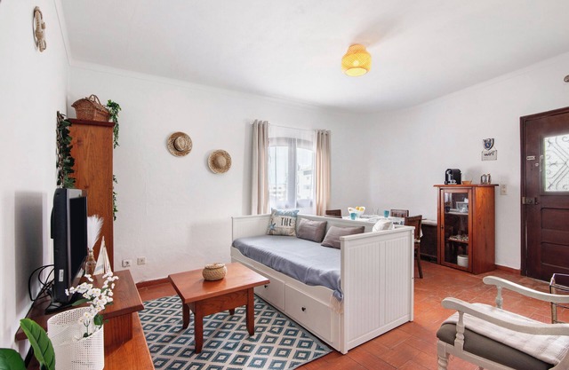 Holiday Home 'Amarela' with Private Terrace and Wi-Fi