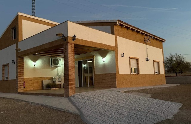 Holiday Home 'Casa Rural El Jardín De Sara' with Mountain View, Wi-Fi and Air Conditioning
