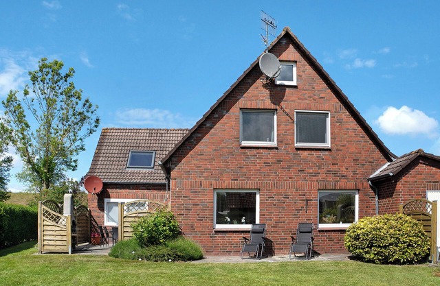 Holiday Home 'Deichzeit' with Private Terrace and Shared Garden
