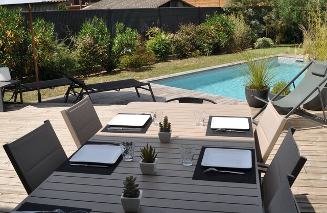 Holiday Home 'Entre L'océan Et Bordeaux' with Private Terrace, Wi-Fi and Air Conditioning