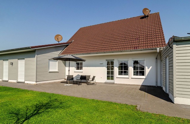 Holiday Home 'Ferienhaus Wiesmoor' with Private Terrace, Private Garden and Wi-Fi