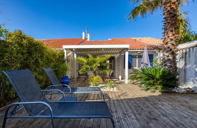 Holiday Home 'Les Palmiers' with Private Terrace, Wi-Fi and Air Conditioning