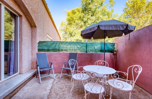 Holiday Home 'Gîte Duplex Cour Proche Lac Salagou' with Private Garden and Wi-Fi