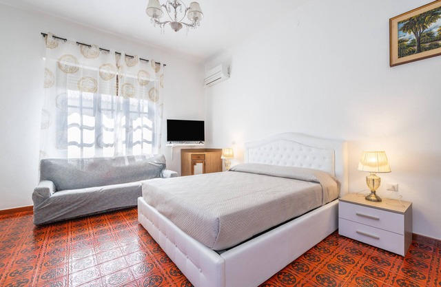 Holiday Home 'Il Faro' with Private Terrace, Wi-Fi and Air Conditioning