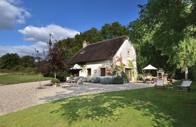 Holiday Home in Le Châtelet with Pool