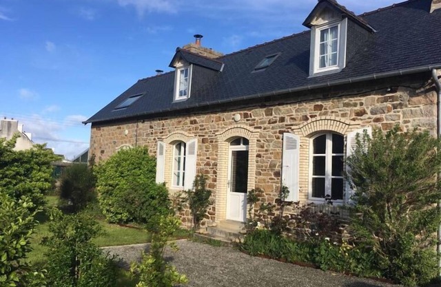 Holiday Home in Primel near Sandy Beach