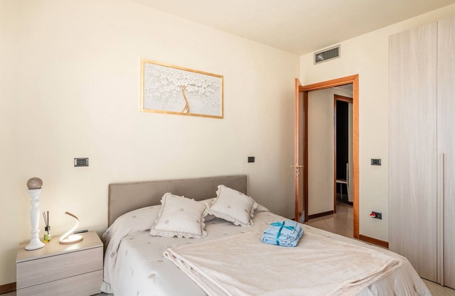 Holiday Home 'La Casa Di Leo' with Balcony, Wi-Fi and Air Conditioning