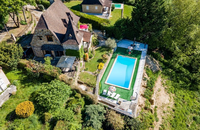 Holiday Home 'Le Pigeonnier De Sinzelle' with Private Pool, Private Terrace and Wi-Fi