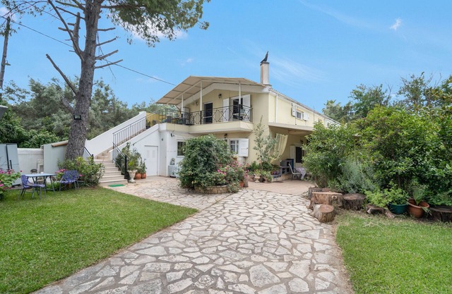 Holiday Home 'Margetina's House' with Mountain View, Shared Terrace and Air Conditioning