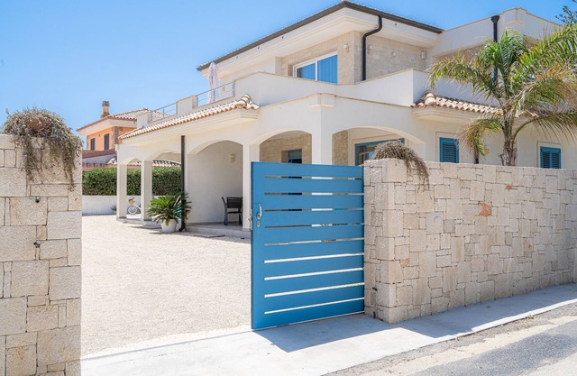 Holiday Home "MisMar 2" with Sea View, Garden & Wi-Fi