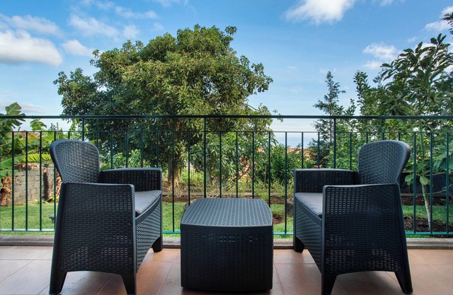 Holiday Home 'Refugio Dourado' with Sea View, Shared Garden and Wi-Fi