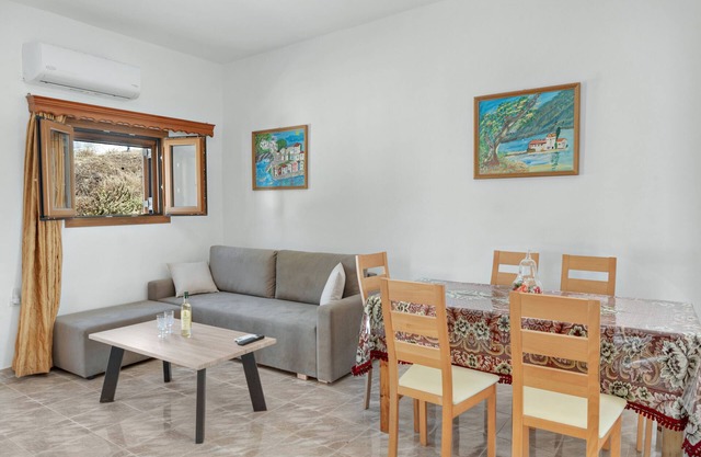 Holiday Home 'Serenity House' with Sea View, Wi-Fi and Air Conditioning