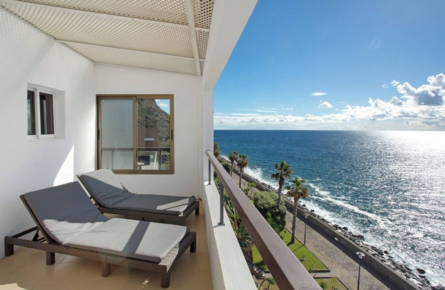 Holiday Home 'The Yellow House' with Sea View, Balcony and Wi-Fi