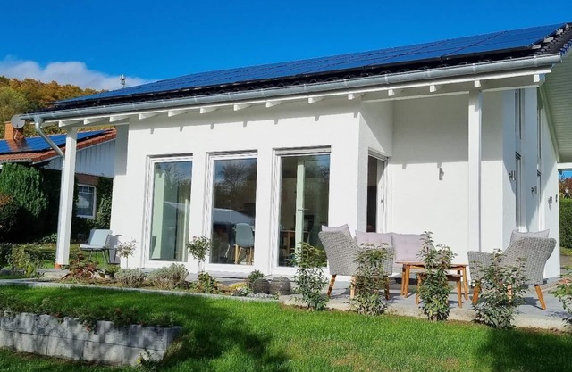 Holiday home with bay window on a large plot