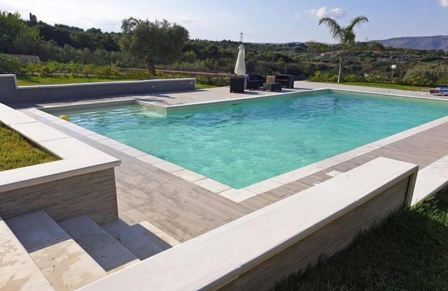 Holiday home with private pool, Solarino