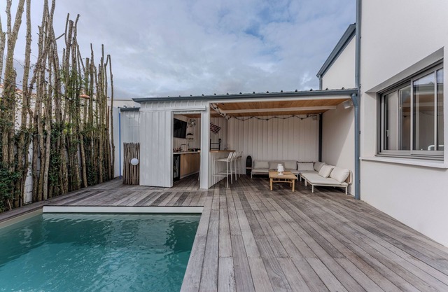 Holiday Home with Private Pool, Wi-Fi and Air Conditioning