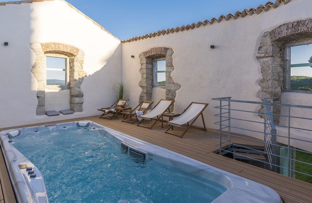 Holiday home with roof-pool, sauna and garden in an idyllic location