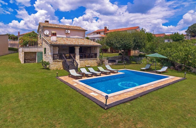 Holiday house Stara Hiža * large garden, private pool, free WiFi